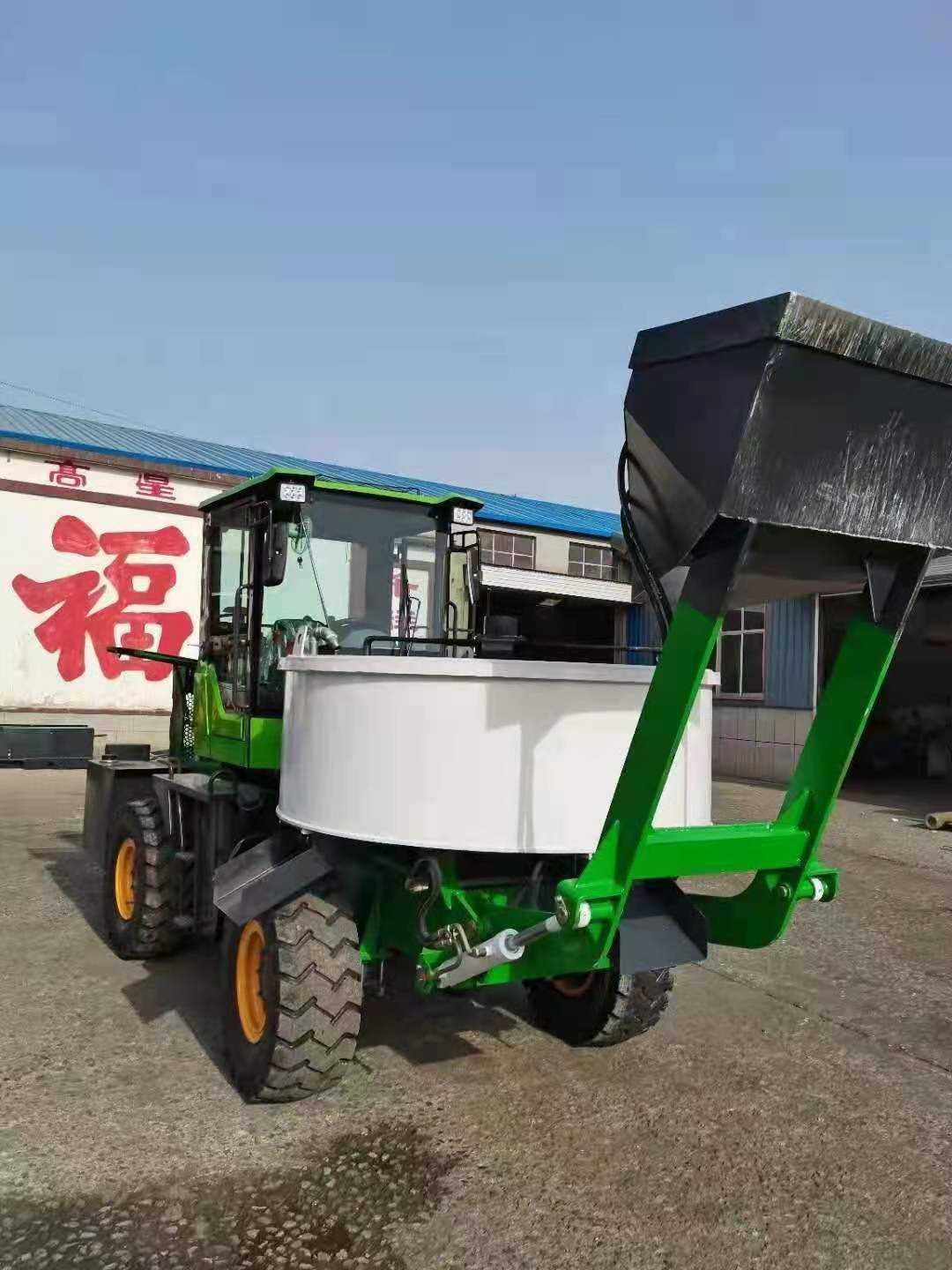 Small Self-Loading Wheel Loader Mixer